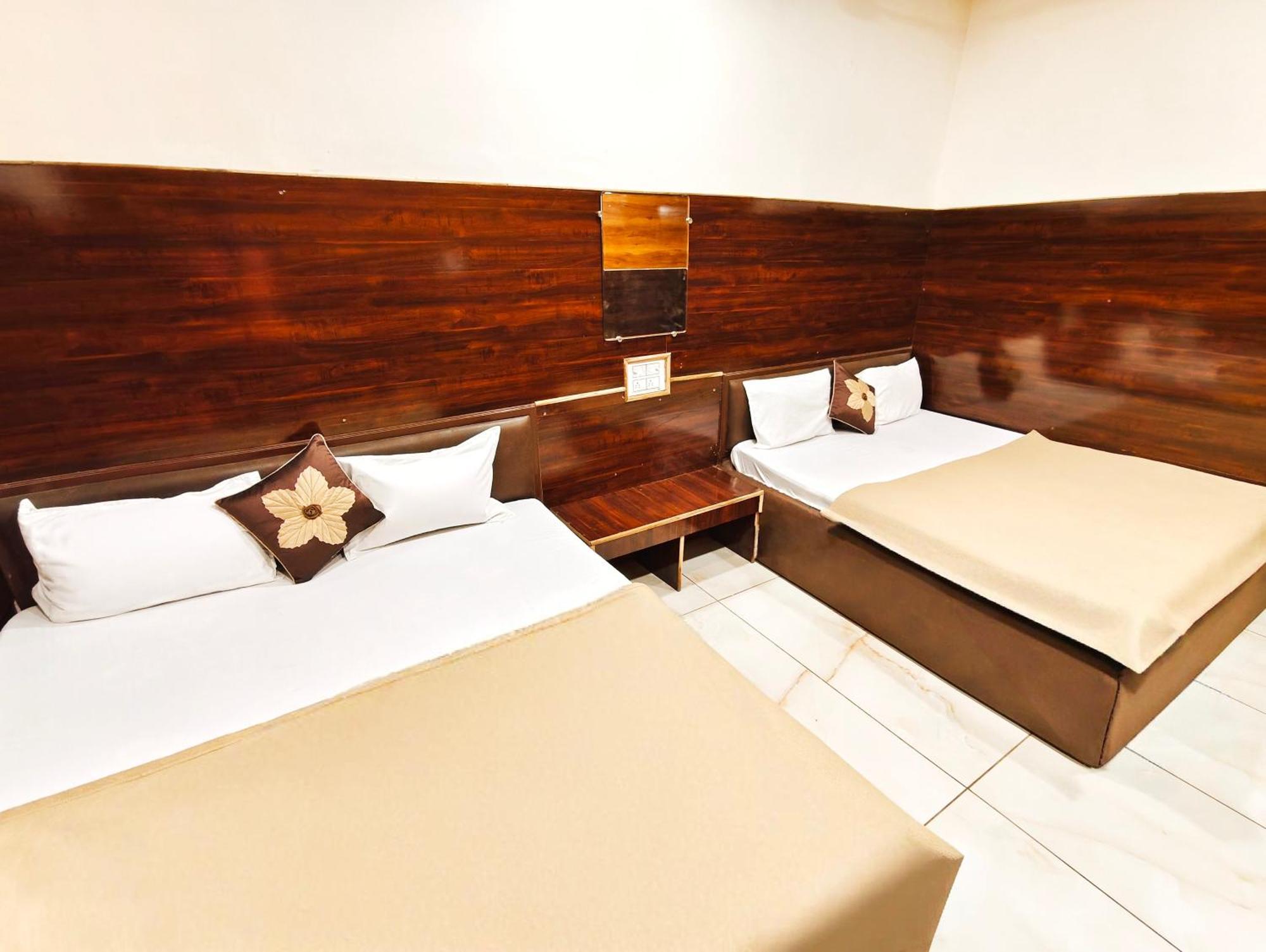Hotel Om Palace Ujjain Eksteriør billede